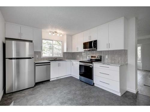 15 Shawglen Place Sw, Calgary, AB - Indoor Photo Showing Kitchen With Stainless Steel Kitchen With Upgraded Kitchen