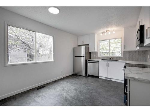 15 Shawglen Place Sw, Calgary, AB - Indoor Photo Showing Kitchen With Stainless Steel Kitchen