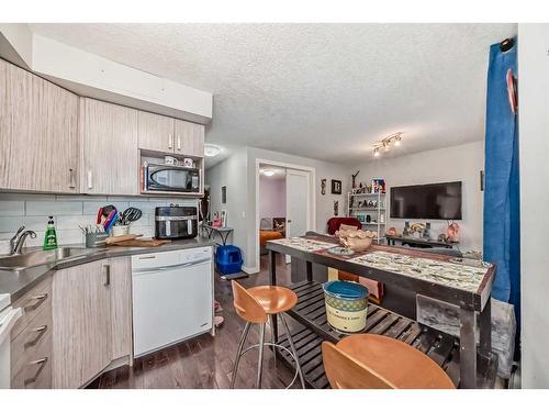B-125 23 Avenue Sw, Calgary, AB - Indoor Photo Showing Kitchen