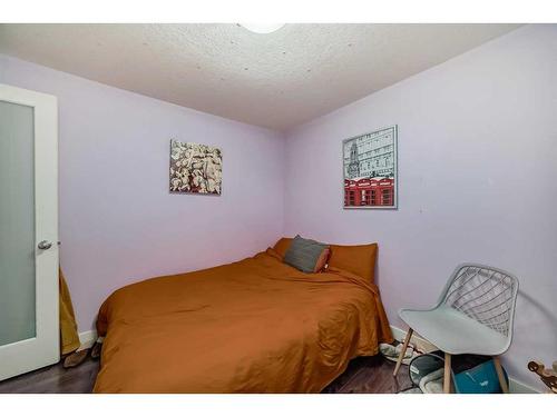 B-125 23 Avenue Sw, Calgary, AB - Indoor Photo Showing Bedroom