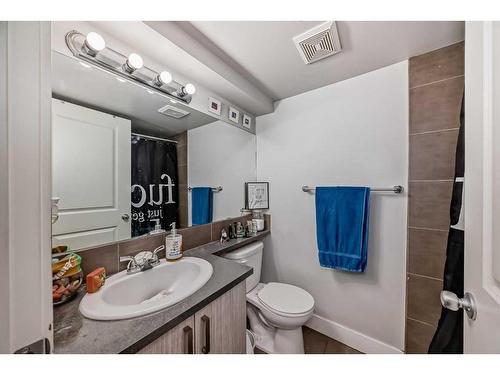 B-125 23 Avenue Sw, Calgary, AB - Indoor Photo Showing Bathroom