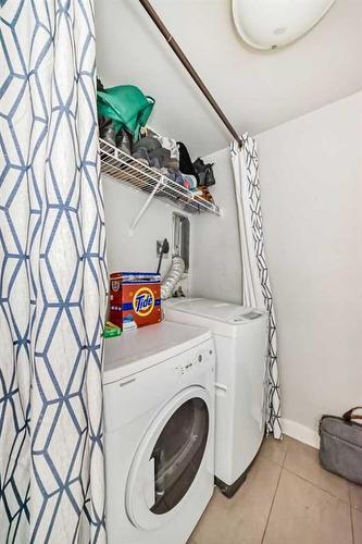 B-125 23 Avenue Sw, Calgary, AB - Indoor Photo Showing Laundry Room