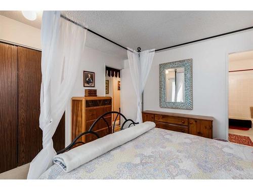 208 Cedargrove Court Sw, Calgary, AB - Indoor Photo Showing Bedroom