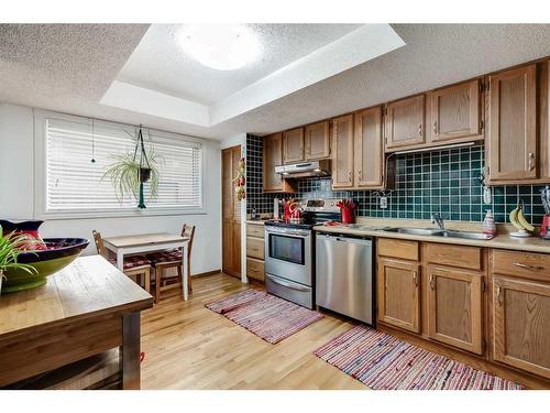 208 Cedargrove Court Sw, Calgary, AB - Indoor Photo Showing Kitchen
