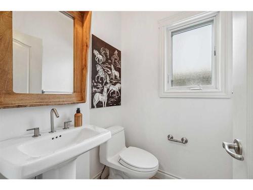 724 14A Street Se, Calgary, AB - Indoor Photo Showing Bathroom