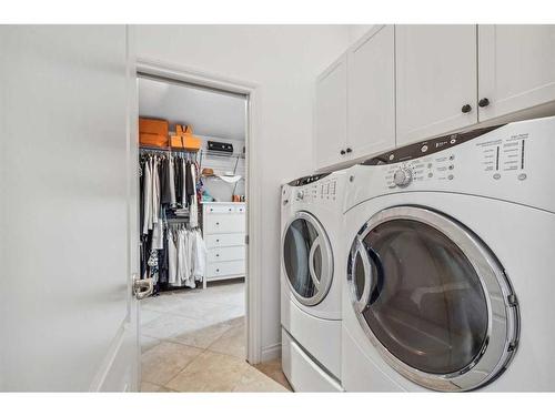 724 14A Street Se, Calgary, AB - Indoor Photo Showing Laundry Room