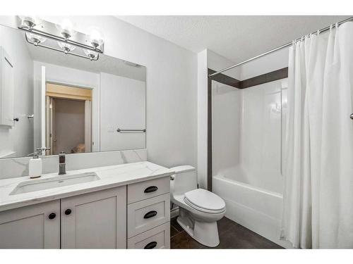 724 14A Street Se, Calgary, AB - Indoor Photo Showing Bathroom