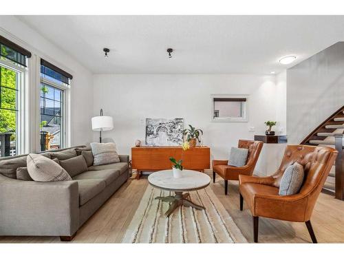 724 14A Street Se, Calgary, AB - Indoor Photo Showing Living Room