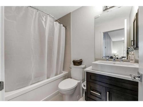105-3320 3 Avenue Nw, Calgary, AB - Indoor Photo Showing Bathroom
