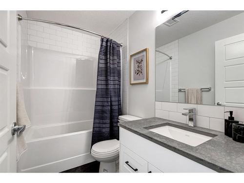 2108-33 Carringham Gate Nw, Calgary, AB - Indoor Photo Showing Bathroom