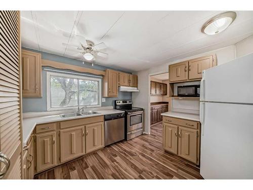 220 Big Hill Circle Se, Airdrie, AB - Indoor Photo Showing Kitchen With Double Sink