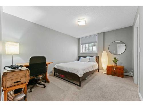 205-916 Memorial Drive Nw, Calgary, AB - Indoor Photo Showing Bedroom