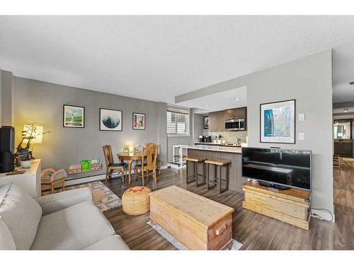 205-916 Memorial Drive Nw, Calgary, AB - Indoor Photo Showing Living Room