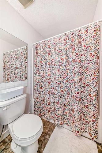 182 Pantego Lane Nw, Calgary, AB - Indoor Photo Showing Bathroom