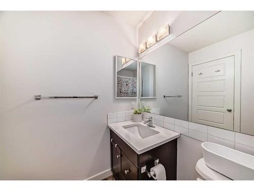 182 Pantego Lane Nw, Calgary, AB - Indoor Photo Showing Bathroom