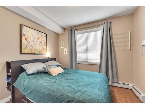 301-3950 46 Avenue Nw, Calgary, AB - Indoor Photo Showing Bedroom