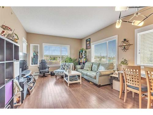 301-3950 46 Avenue Nw, Calgary, AB - Indoor Photo Showing Living Room