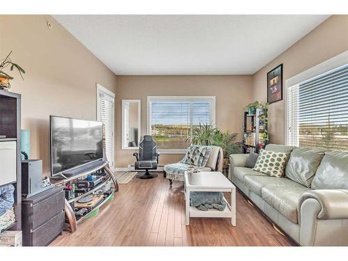 301-3950 46 Avenue Nw, Calgary, AB - Indoor Photo Showing Living Room