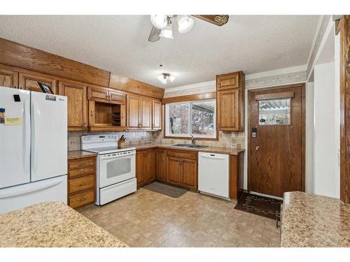 6920 5 Street Nw, Calgary, AB - Indoor Photo Showing Kitchen With Double Sink