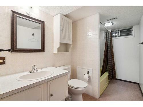6920 5 Street Nw, Calgary, AB - Indoor Photo Showing Bathroom
