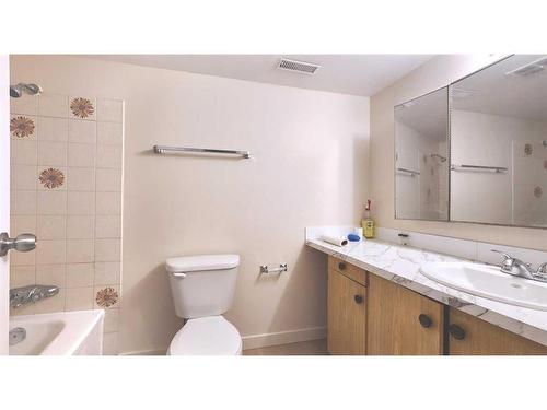 2801 14 Avenue Se, Calgary, AB - Indoor Photo Showing Bathroom