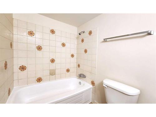 2801 14 Avenue Se, Calgary, AB - Indoor Photo Showing Bathroom