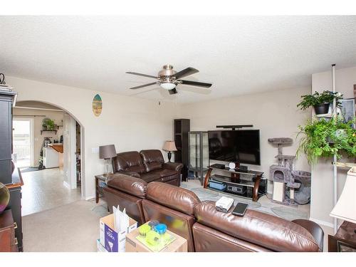 1747 High Country Drive Nw, High River, AB - Indoor Photo Showing Living Room