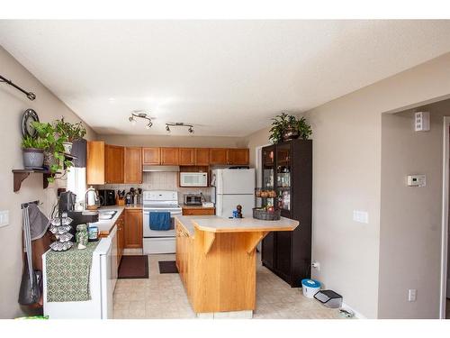 1747 High Country Drive Nw, High River, AB - Indoor Photo Showing Kitchen