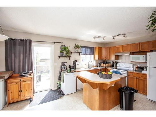 1747 High Country Drive Nw, High River, AB - Indoor Photo Showing Kitchen