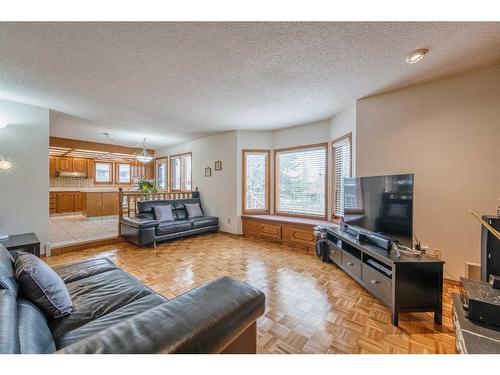 20 Edelweiss Drive Nw, Calgary, AB - Indoor Photo Showing Living Room