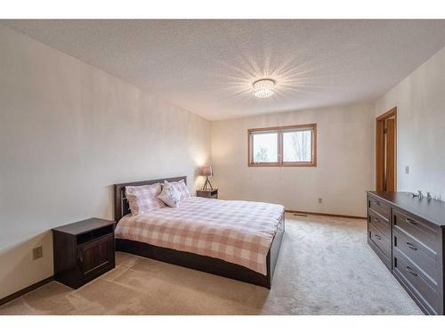 20 Edelweiss Drive Nw, Calgary, AB - Indoor Photo Showing Bedroom