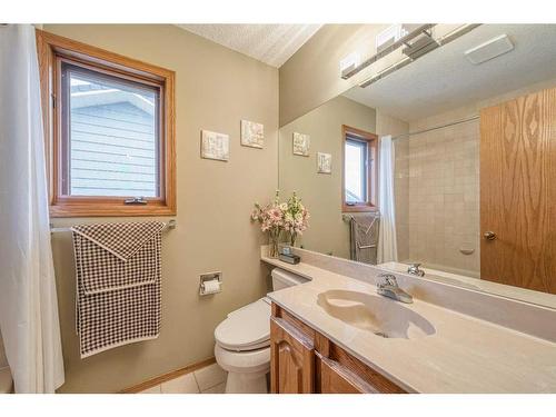 20 Edelweiss Drive Nw, Calgary, AB - Indoor Photo Showing Bathroom