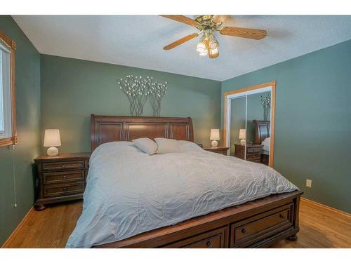 16 Templeridge Close Ne, Calgary, AB - Indoor Photo Showing Bedroom