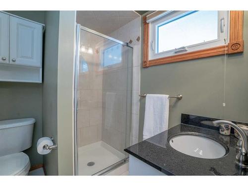 16 Templeridge Close Ne, Calgary, AB - Indoor Photo Showing Bathroom