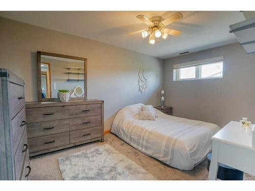 16 Templeridge Close Ne, Calgary, AB - Indoor Photo Showing Bedroom