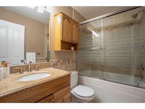 16 Templeridge Close Ne, Calgary, AB - Indoor Photo Showing Bathroom