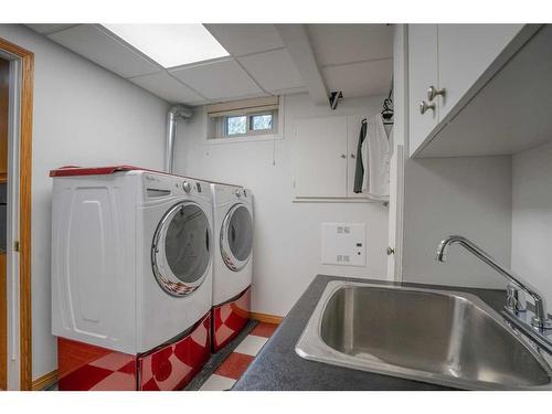 16 Templeridge Close Ne, Calgary, AB - Indoor Photo Showing Laundry Room
