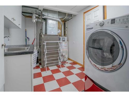 16 Templeridge Close Ne, Calgary, AB - Indoor Photo Showing Laundry Room