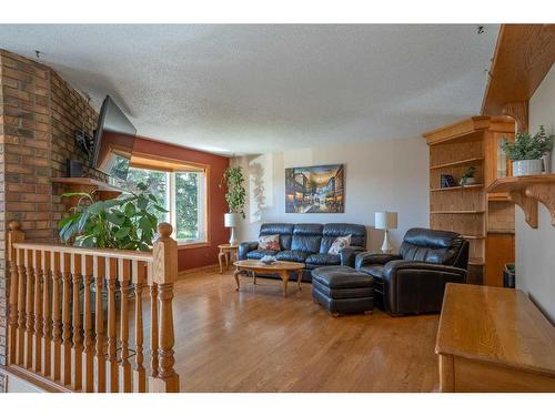 16 Templeridge Close Ne, Calgary, AB - Indoor Photo Showing Living Room