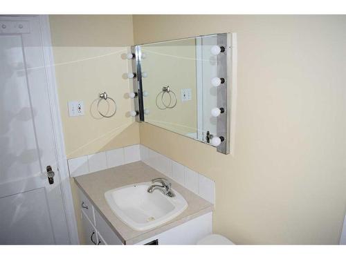 2605 25 Street Sw, Calgary, AB - Indoor Photo Showing Bathroom