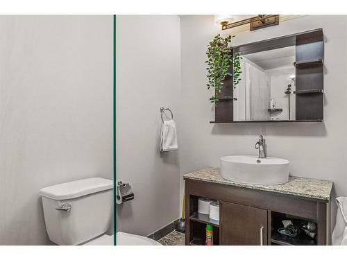 208-901 Mountain Street, Canmore, AB - Indoor Photo Showing Bathroom
