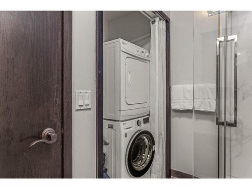 208-901 Mountain Street, Canmore, AB - Indoor Photo Showing Laundry Room