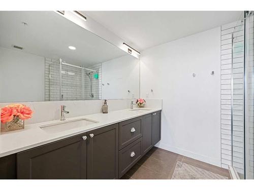 801-327 9A Street Nw, Calgary, AB - Indoor Photo Showing Bathroom