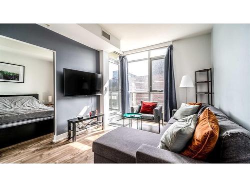 407-550 Riverfront Avenue Se, Calgary, AB - Indoor Photo Showing Living Room