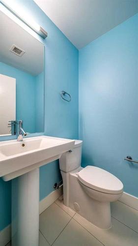 407-550 Riverfront Avenue Se, Calgary, AB - Indoor Photo Showing Bathroom