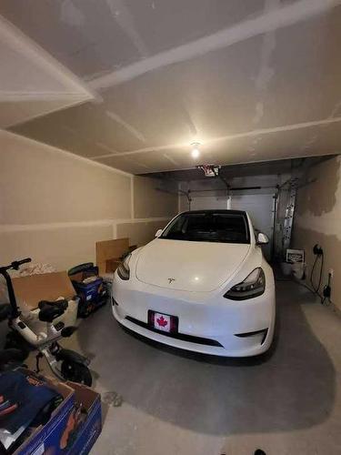 315 Evanscrest Square Nw, Calgary, AB - Indoor Photo Showing Garage