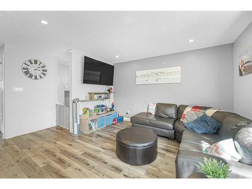 3435 30A Avenue Se, Calgary, AB - Indoor Photo Showing Living Room