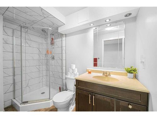 3435 30A Avenue Se, Calgary, AB - Indoor Photo Showing Bathroom