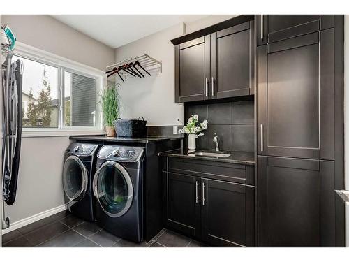 245 Bayside Loop Sw, Airdrie, AB - Indoor Photo Showing Laundry Room
