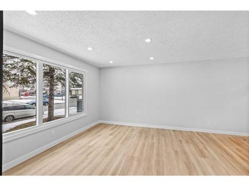 7645 21A Street Se, Calgary, AB - Indoor Photo Showing Other Room